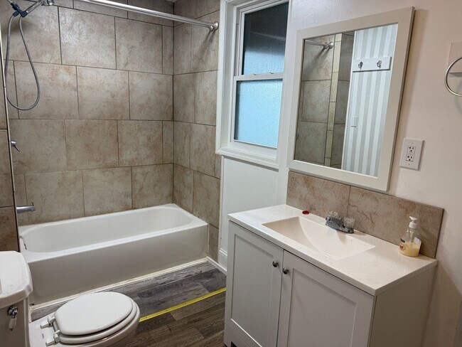 Building Photo - 2-3 Bedroom Home Canton