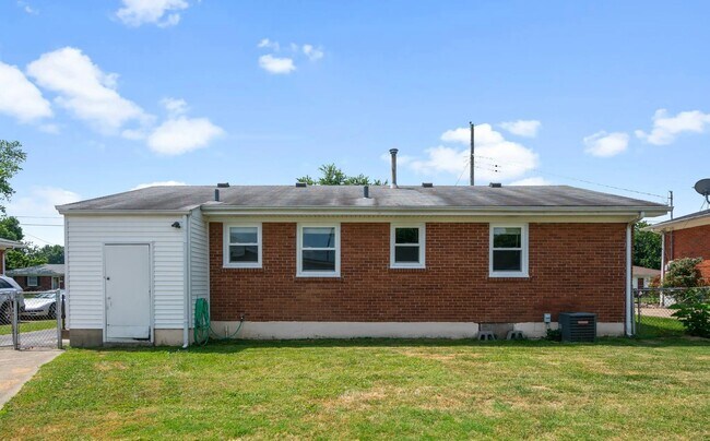 Building Photo - Welcome home to this updated bright and sp...