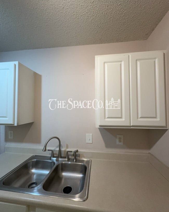 Building Photo - "Charming 2-Bedroom Retreat with 2 Full Baths on Vermont Road!"