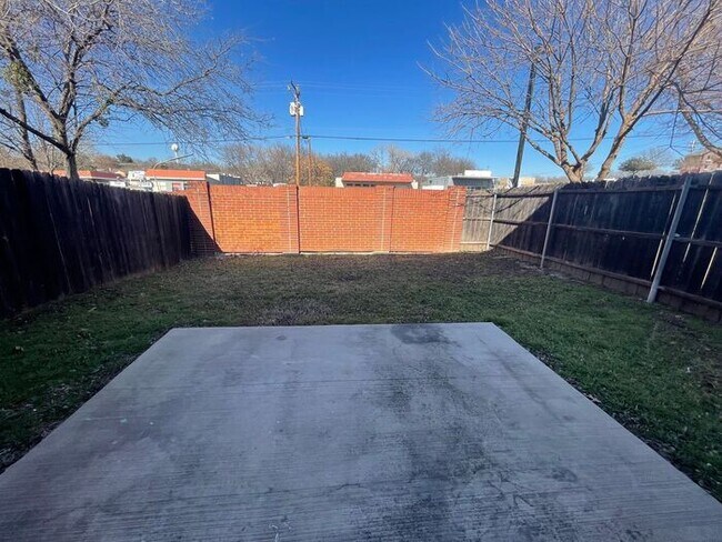 Building Photo - 3BD/2.5BA Benbrook Townhome – 9-Ft Ceilings, Granite Kitchen, Walk-In Master Shower, Attached Gar...