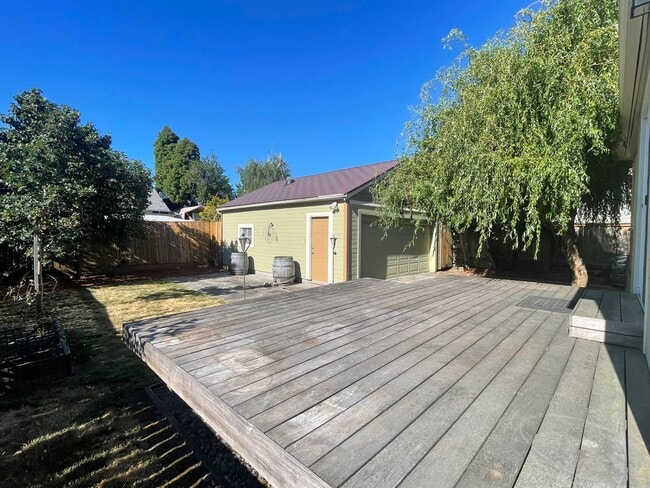 Building Photo - Stunning 3 bedroom/ 2 bath Victorian 2 sto...