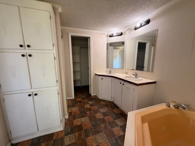 Building Photo - This 3-bedroom, 2-bathroom home on the outskirts of Russellville, AR