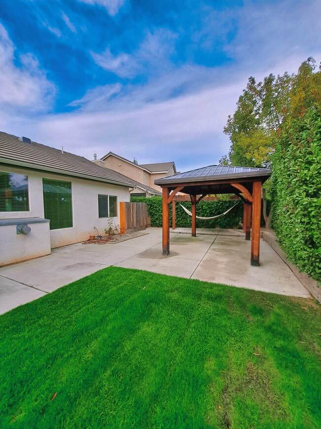 Building Photo - Gorgeous Fresno Residence with Premium Fin...