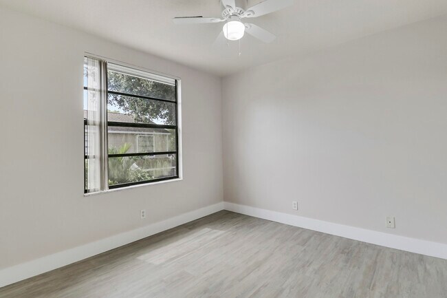 Building Photo - 202 Lakewood Dr