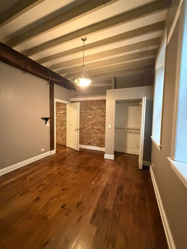 Building Photo - 1357 N Wolcott Ave