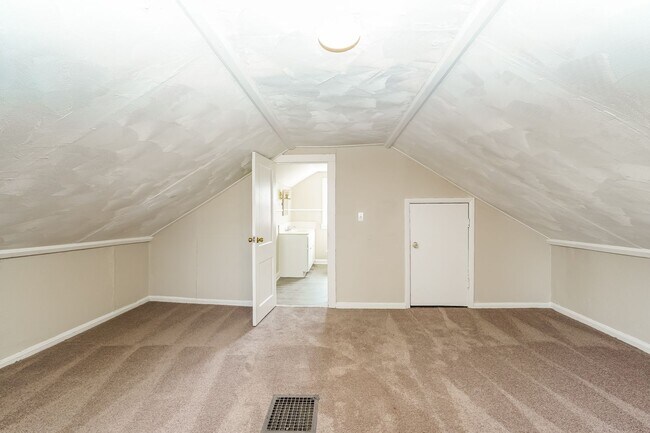 Building Photo - 833 Clarendon Ave