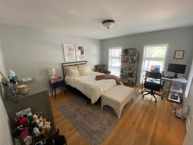 Building Photo - 347 W Dickens Ave