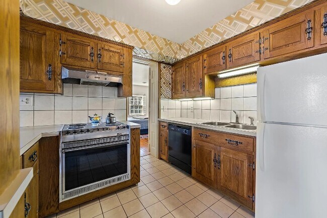 Building Photo - 385 Sherwood Ave