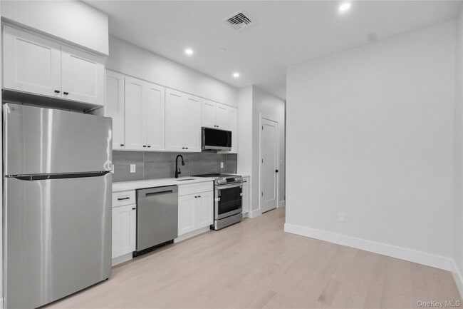 Building Photo - 10 Market St