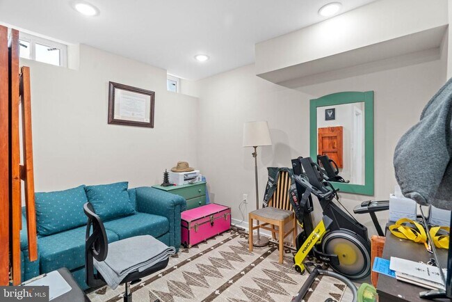 Building Photo - 2234 Master St