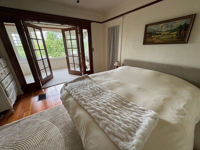 Building Photo - Beautiful Classic 4+ Bedroom 3,800 Sq. Ft....