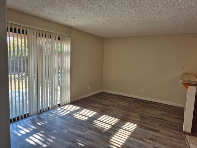 Building Photo - Adorable 3 bedroom 2.5 bath home