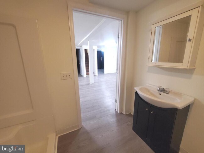 Building Photo - 161 Cooper Rd