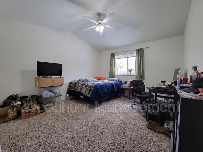 Building Photo - 184 Droulliard Ave