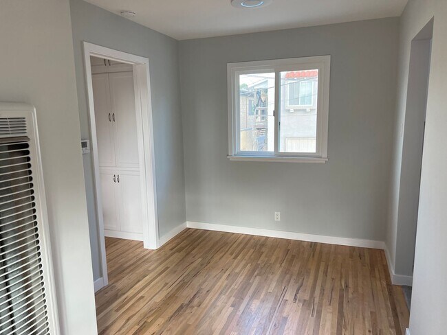 Building Photo - Sheldon St.