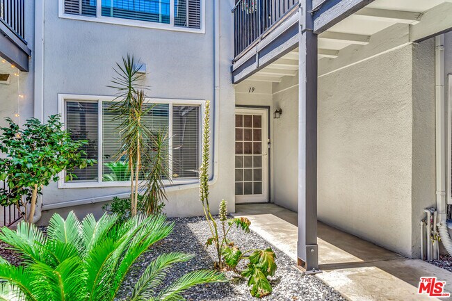 Building Photo - 3606 Vista Rey