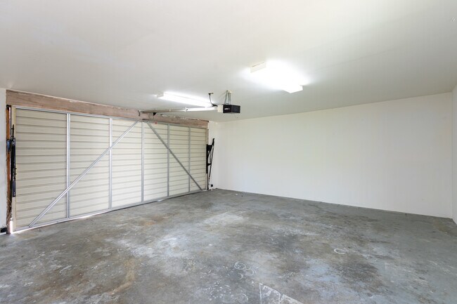 Building Photo - 5726 Lasaine Ave