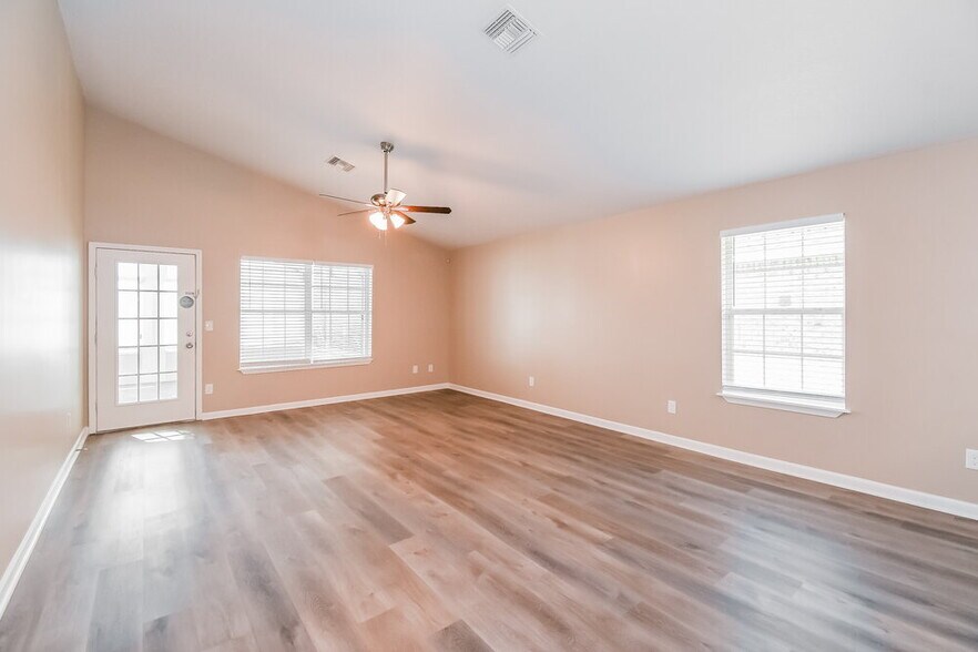 Building Photo - 6248 Ironside Dr N