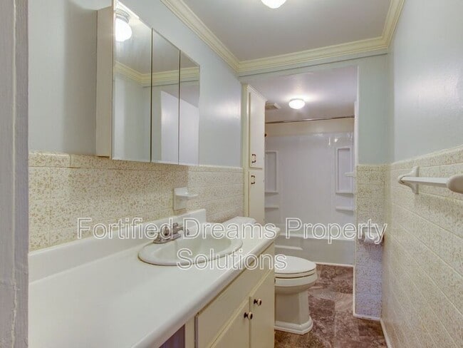 Building Photo - 7507 Greenlawn Dr