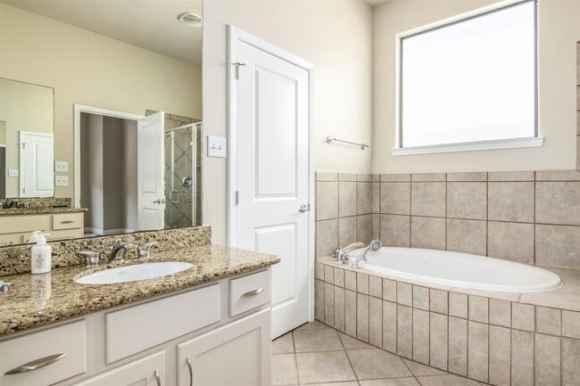 Building Photo - 5227 Lillian St