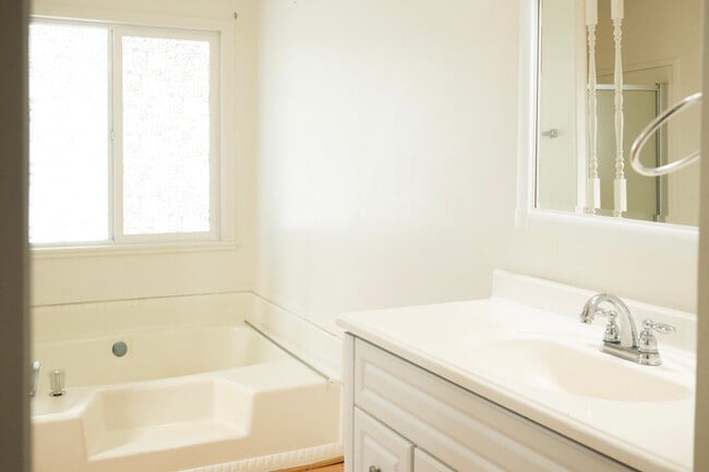 Building Photo - 43730 Louisiana St