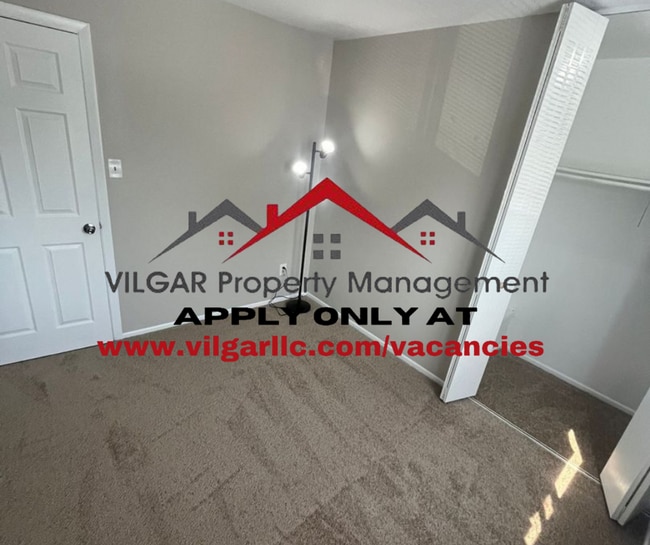 Building Photo - Spacious 3 Bed / 1.5 Bath Town-Home in Mer...