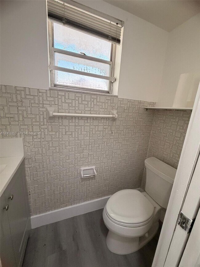 Building Photo - 20111 NE 27th Ct