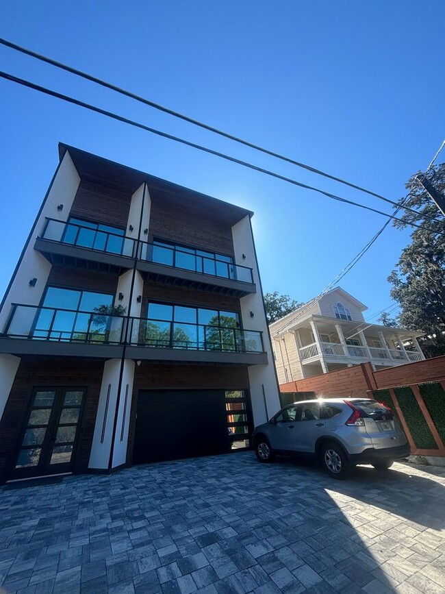 Building Photo - 1Bd/1Ba in the HEART of Midtown! FULLY FURNISHED! Perfect for travelling Nurses or Students!