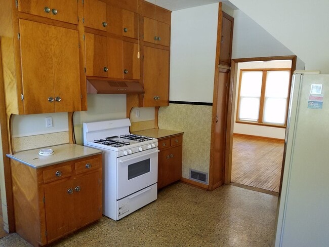 Building Photo - 5 Bedroom House in Cedar Falls