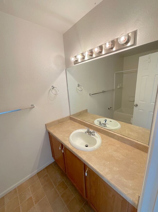 Building Photo - 2 Bedroom Townhome Available Near S Circle...