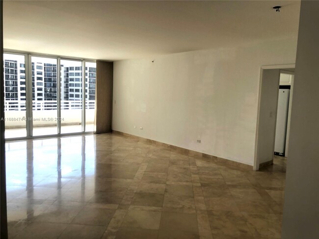 Building Photo - 848 Brickell Key Dr