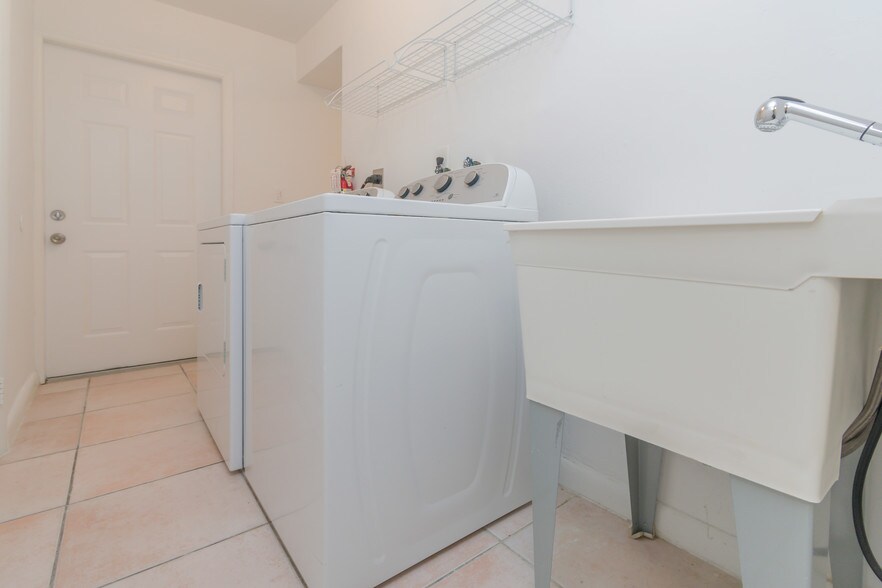 Laundry with Sink - 3912 Ponce de Leon Blvd