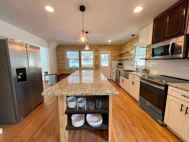 Building Photo - Big and Beautiful House with attached 1br ...