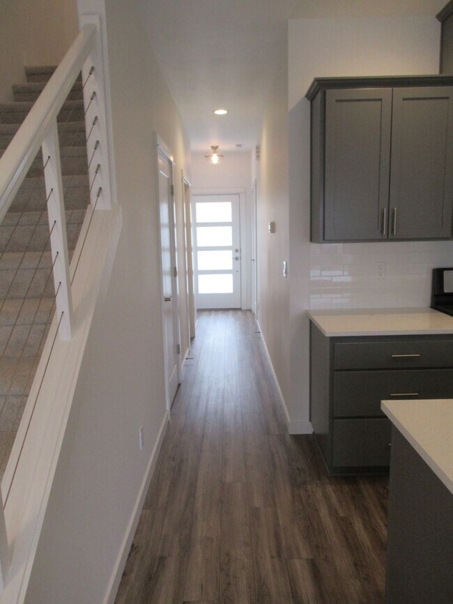 Building Photo - Two Bedroom Townhouse in South Salem