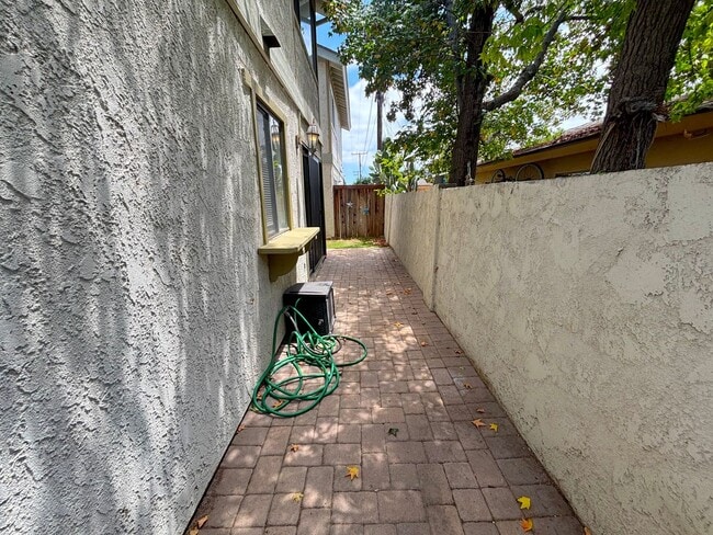 Building Photo - 3 Bedroom Condo now available in City of Orange