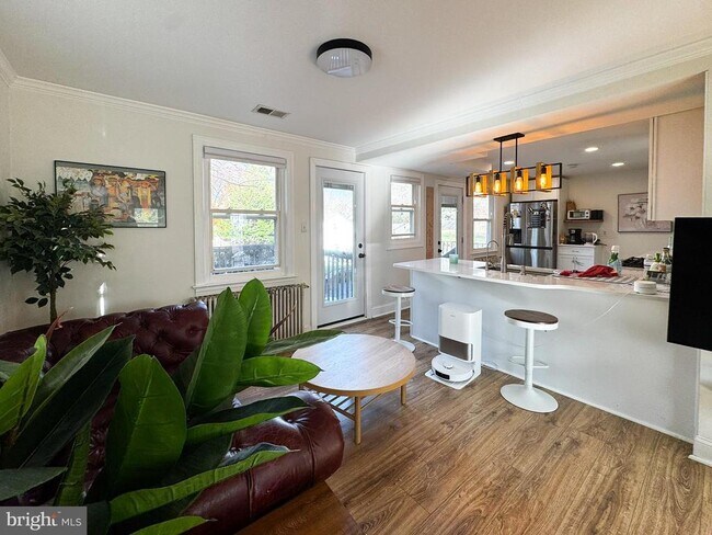 Building Photo - 10712 Warwick Ave