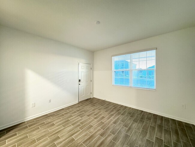 Building Photo - Rare find In-Law suite Home! Single family house with Separate entry and kitchen, laundry set!