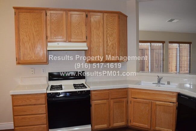 Building Photo - 3 Bedroom - Heart of Roseville