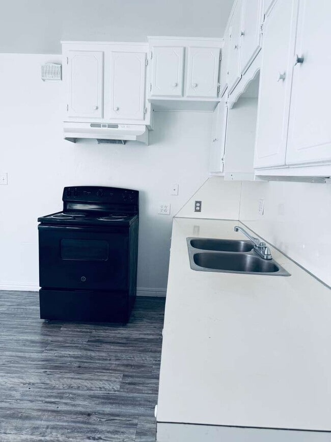 Building Photo - 636 NE 34th St