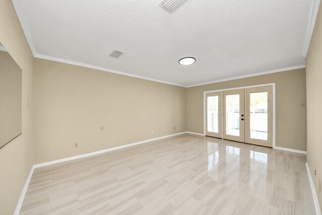 Building Photo - 5 Tiffany Square