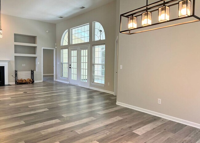 Building Photo - Available 7/9. Gorgeous, Fully Remodeled 3...