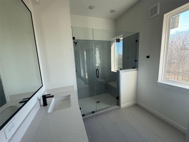 Building Photo - 2000 Riverside Farms Rd