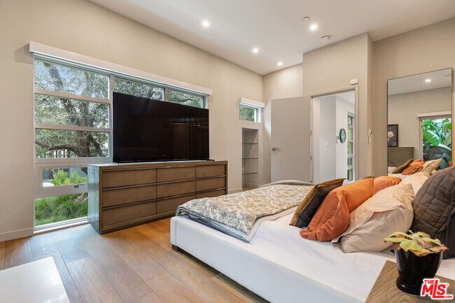 Building Photo - 329 Westbourne Dr