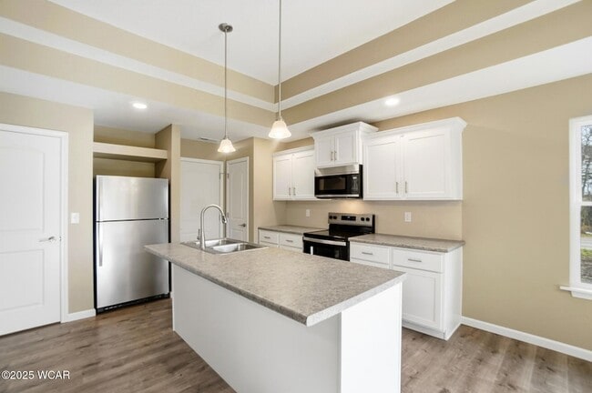 Building Photo - 2888 Lake Cir Dr