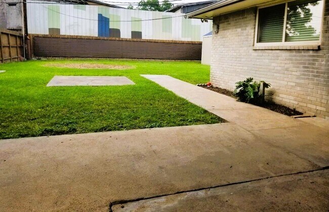 Building Photo - 3515 Castledale Dr