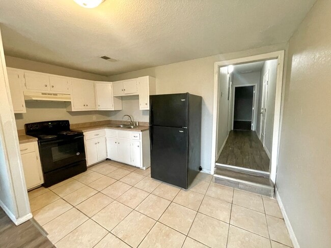 Building Photo - 2 Bed / 1 Bath Apartment