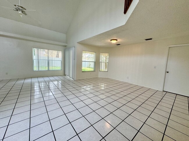Building Photo - Spacious Home