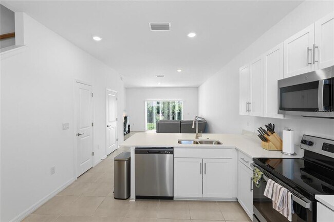 Building Photo - 8865 Daybreak St