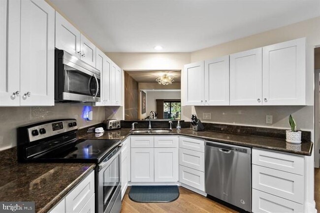 Building Photo - 962 Chanticleer