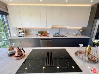 Building Photo - 838 N Doheny Dr